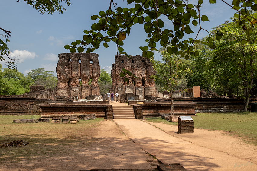 Polonnaruwa - Ruinen des Königspalastes
Reste des Königspalastes: Hier steht der einstige Königspalast von Parakramabahu I (1153 – 1186). Angeblich war dieser Palast aus Ziegelsteinen erbaut und 7. Stockwerke hoch. Heute stehen nur mehr Reste der Grundmauern und ein kleiner Teil der vorderen Mauer. laut geo.de
Schlüsselwörter: Sri Lanka, Polonnurawa,
