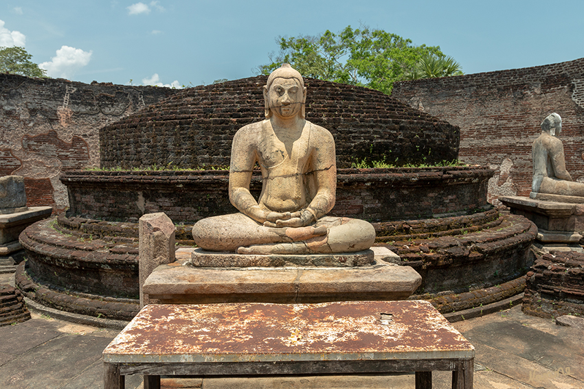 Polonnaruwa - Vatadage
Eine der Buddha-Statuen auf der oberen Plattform neben der Stupa. Die Backsteinmauer ist im Hintergrund sichtbar.
Schlüsselwörter: Sri Lanka, Polonnurawa, Vatadage