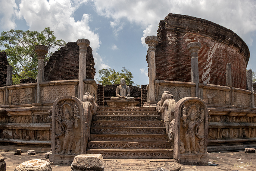 Polonnaruwa - Vatadage
Eine der vier Türen, die zum Vatadage führen.
Der am besten erhaltene Tempel ist der 1196 fertiggestellte Vatadage, jener Rundtempel, in der zu Hauptstadtzeiten Polonnaruwas der Zahn Buddhas aufbewahrt wurde. Die Aufgänge sind mit schimmernden Mondsteinen verziert. Zwei Wächterfiguren und vier Buddha-Statuen auf der obersten Plattform sind Zeugen der damaligen Geschehnisse. laut franks-travelbox.com
Schlüsselwörter: Sri Lanka, Polonnurawa, Vatadage