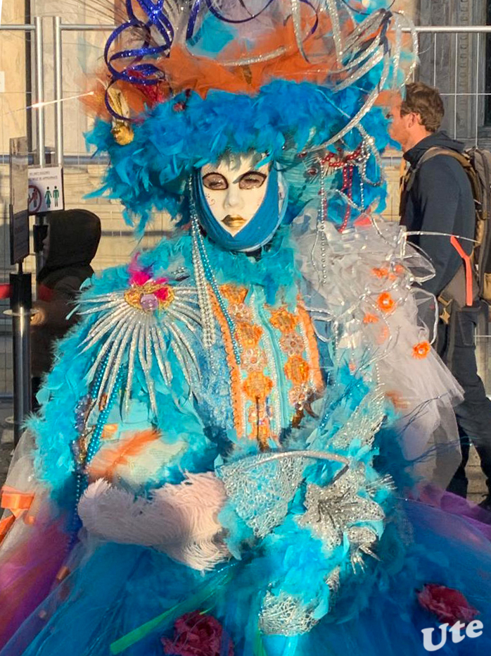 Karneval in Venedig
Das Herstellen und Verkaufen von Masken entwickelte sich mit der Zeit zu einem äußerst einträglichen Geschäft, nicht nur innerhalb der Stadt. Länder in ganz Europa wurden mit den bekannten und beliebten venezianischen Masken beliefert. Die Maskenmacher oder "Maschereri" hatten seit 1436 unter dem Dogen Francesco Foscari sogar ihre eigene Satzung. laut Wikipedia
Schlüsselwörter: 2023; Italien