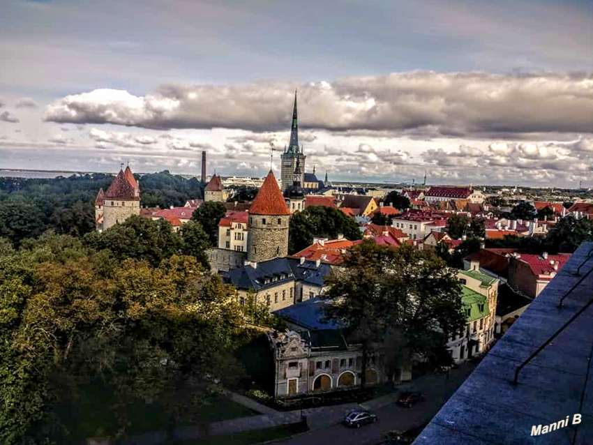 Tallinn
die Hauptstadt Estlands, liegt an der Ostsee und ist das kulturelle Zentrum des Landes. Bekannt sind vor allem die von einer Stadtmauer umschlossene, kopfsteingepflasterte Altstadt mit zahlreichen Cafés und Geschäften sowie der Verteidigungsturm Kiek in de Kök aus dem 15. Jh. Laut Wikipedia
Schlüsselwörter: Estland