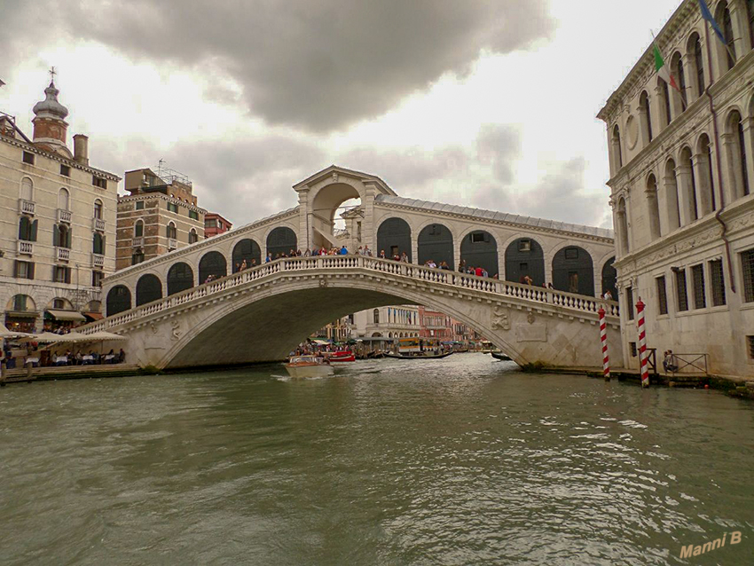 Venedigimpressionen
Die Rialtobrücke in Venedig ist eines der bekanntesten Bauwerke der Stadt. Die Brücke führt über den Canal Grande und hat eine Länge von 48 m, eine Breite von 22 m und eine Durchfahrtshöhe von 7,50 m laut Wikipedia
Schlüsselwörter: Italien