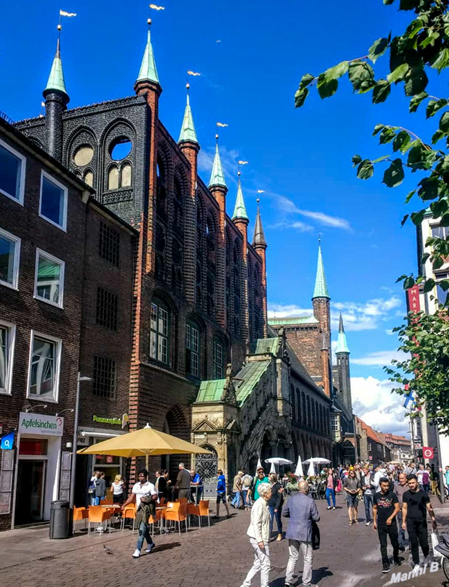 Rathaus von Lübeck
Das Rathaus der Hansestadt Lübeck zählt zu den bekanntesten Bauwerken der Backsteingotik. Es ist eines der größten mittelalterlichen Rathäuser in Deutschland. lt. Wikipedia

Schlüsselwörter: Lübeck