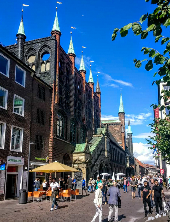 Rathaus von Lübeck
Das Rathaus der Hansestadt Lübeck zählt zu den bekanntesten Bauwerken der Backsteingotik. Es ist eines der größten mittelalterlichen Rathäuser in Deutschland. lt. Wikipedia

Schlüsselwörter: Lübeck