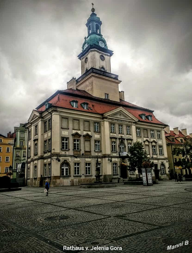 Jelenia Góra
Die Stadt liegt in Niederschlesien im Hirschberger Tal am Fuß des Riesengebirges, das die Grenze zu Tschechien bildet. rund 90 km südwestlich von Breslau und 70 km östlich von Görlitz. Sie gehört zur Euroregion Neiße und ist Sitz des Karkonoski Park Narodowy (Nationalpark Riesengebirge). laut Wikipedia 
Schlüsselwörter: Polen