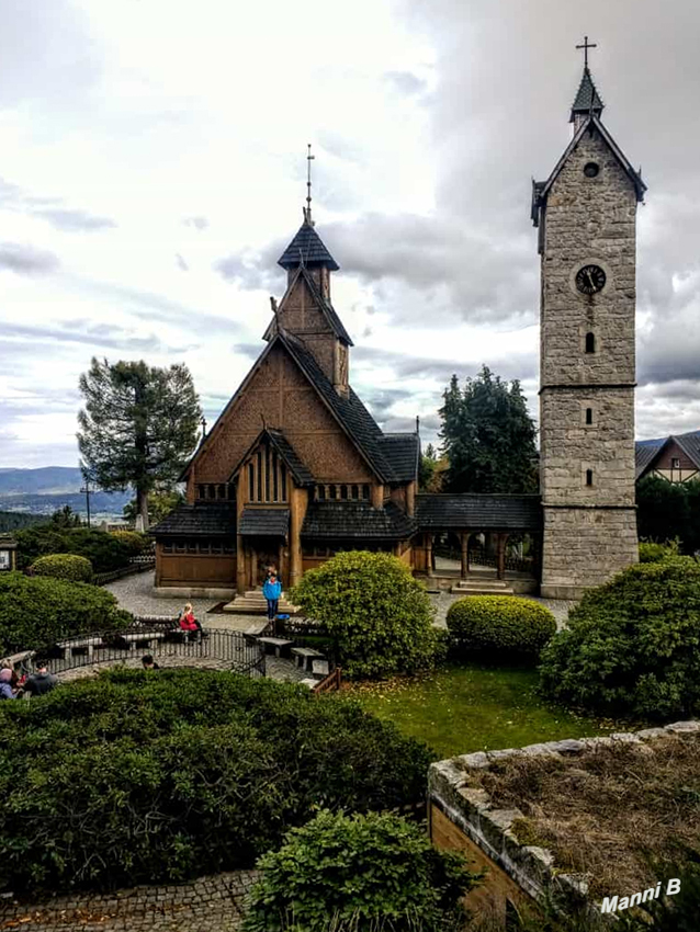 Impressionen aus Karpac
Die Stabkirche Wang aus dem 12. Jahrhundert, die aus Norwegen umgesetzt wurde, liegt oberhalb von Karpacz. In der Nähe befindet sich ein Zugang zum Nationalpark Riesengebirge mit seinen Gipfeln und Seen. laut Wikipedia
Schlüsselwörter: Polen