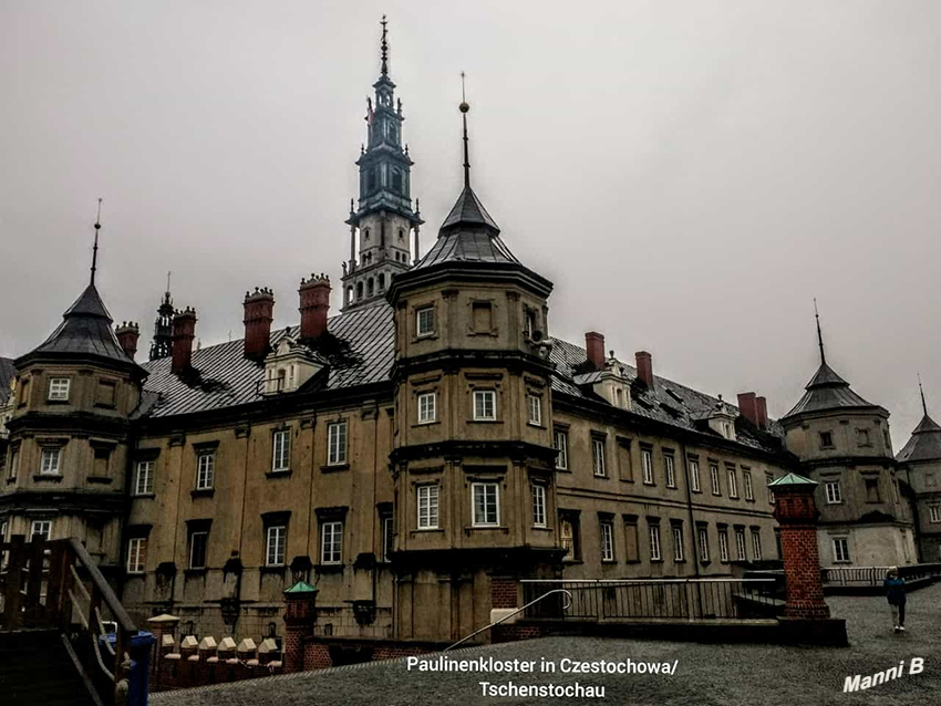 Czestochowaimpressionen
Der wichtigste bauliche Komplex in Częstochowa ist das schwer befestigte Paulinerkloster auf dem als Jasna Góra bekannten Hügel im Westen der Stadt, das während der schwedischen Invasion im Jahre 1655 die mehrwöchige Belagerung von Jasna Góra durch schwedische Truppen überstand. An die Klosterkirche mit barockem Innenraum schließen ein 106 m hoher Klosterturm und eine Kapelle mit der berühmten Ikone der Schwarzen Madonna an. laut Wikipedia
Schlüsselwörter: Polen