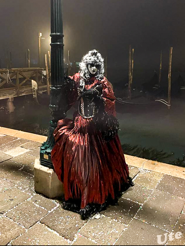 Karneval in Venedig
Der Karneval in Venedig hat eine lange Tradition, was Ihr nicht zuletzt an den bis heute historisch anmutenden Kostümen erkennen könnt. So wird bereits im 13. Jahrhundert zum ersten Mal das Tragen von Masken erwähnt. Seine prunkvollste und pompöseste Zeit erlebte der venezianische Karneval allerdings im 18. Jahrhundert zu Lebzeiten des Schriftstellers Giacomo Casanovas, der berühmt für seine Schilderung zügelloser Liebschaften war. laut urlaubstracker.
Schlüsselwörter: Italien