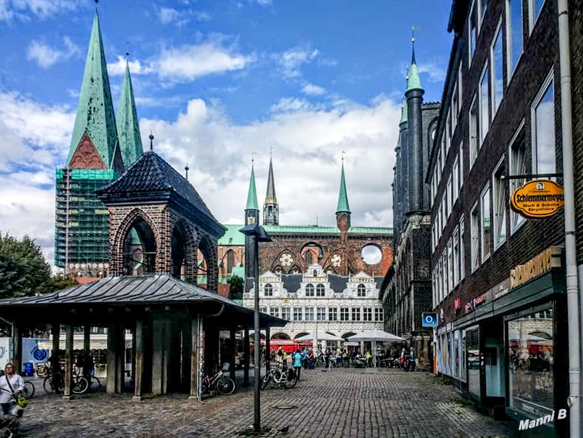 Markt von Lübeck
Auf dem Markt findet in der Vorweihnachtszeit einer der Lübecker Weihnachtsmärkte statt. 
Der Markt ist der erste Platz der Hansestadt Lübeck. lt. Wikipedia
Schlüsselwörter: Lübeck
