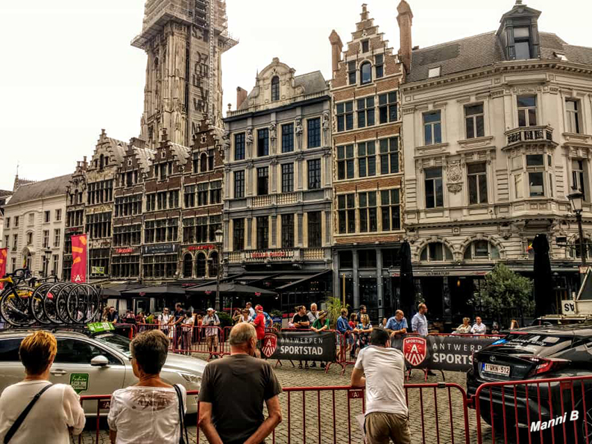 Antwerpen
Der Grote Markt ist ein Platz in der historischen Altstadt von Antwerpen, nur wenige hundert Meter von der Schelde und dem Hafengebiet entfernt. Der Platz ist von zahlreichen prunkvollen Zunfthäusern aus dem 16. und 17. Jahrhundert gesäumt. In der Mitte des Platzes befindet sich der Brabobrunnen. laut Wikipedia
Schlüsselwörter: Antwerpen; Belgien