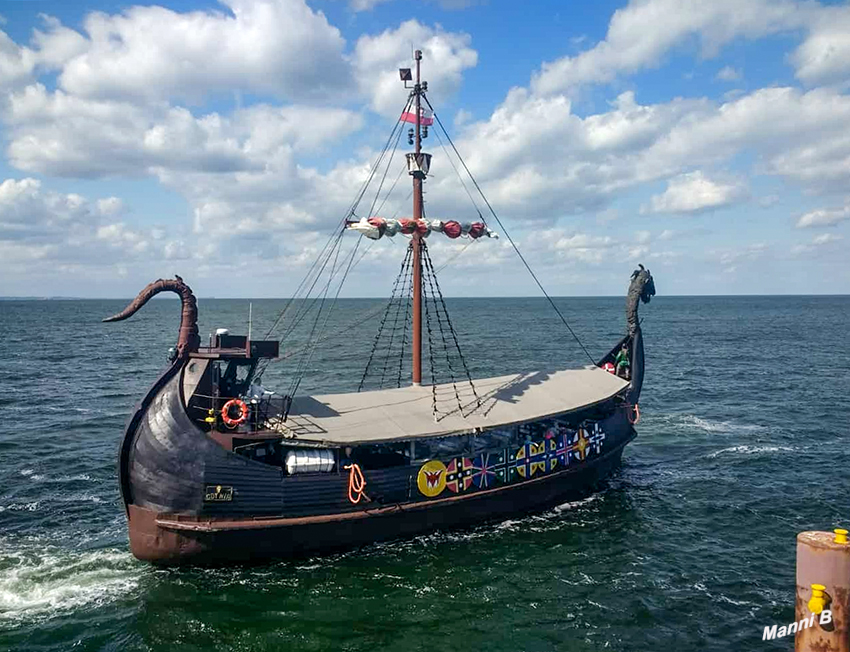 Wollin
Dies ist ein Metallboot, das einen Aufbau wie ein Wickinger-Drachenboot bekommen hat. Es legt an der Seebrücke von Wollin an und fährt eine kurze Schleife mit Touristen. (mit Motorkraft)
Schlüsselwörter: Polen