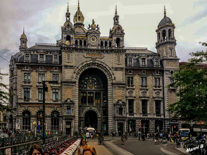 Antwerpen
Der Bahnhof Antwerpen-Centraal ist ein Bahnhof der NMBS/SNCB in Antwerpen. Der ehemalige Kopfbahnhof wird täglich von etwa 540 Zügen befahren. laut Wikipedia
Schlüsselwörter: Antwerpen; Belgien
