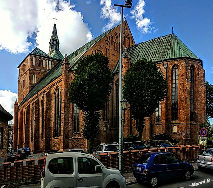 Mariendom
Die fünfschiffige gotische Backsteinhallenkirche ist mit ihrem auffälligen 74 m hohem Turmmassiv und den drei Turmspitzen bereits von Weitem sichtbar und war schon im 15. Jahrhundert als Navigationszeichen verzeichnet. laut travelnetto
Schlüsselwörter: Polen