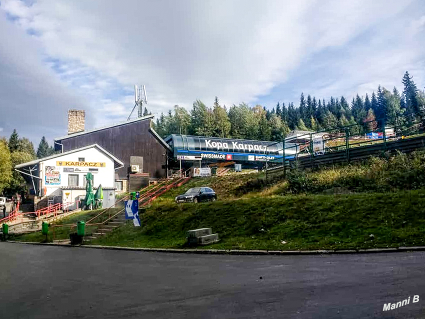 Impressionen aus Karpac
Seilbahnstation
Die Schneekoppe ist mit 1603,2 m n.m. die höchste Erhebung des Riesengebirges. Sie ist der höchste Berg der Sudeten, der Mitteleuropäischen Mittelgebirgsschwelle und Tschechiens. Die Grenze von Polen entlang der Woiwodschaft Niederschlesien und Tschechien entlang der Region Hradec Králové verläuft über den Berggipfel. laut Wikipedia
Schlüsselwörter: Polen