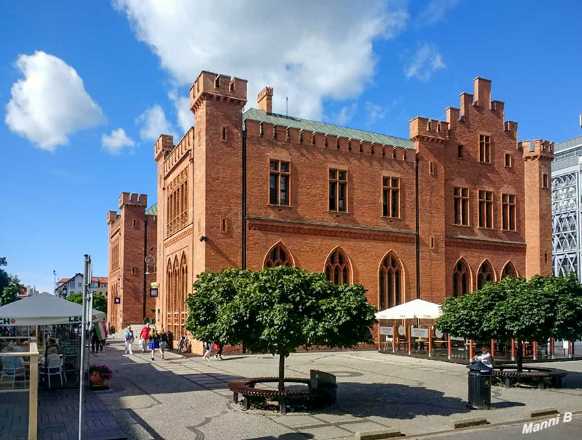 Rathaus Kolberg

    1380 Errichtung im gotischen Stil
    1807 Zerstörung
    1829-1832 Errichtung nach Plänen von Schinkel (kleinerer Umbau 1913)
    Heute Standesamt, Stadtverwaltung, Museum, Ausstellungsbereich, Gaststätte
    Am Gebäude: Adabars Kopf, der Legende nach ein Pranger
    Vom Marktplatz aus führen die Straßen in alle Richtungen
laut kolberg-cafe

Schlüsselwörter: Polen