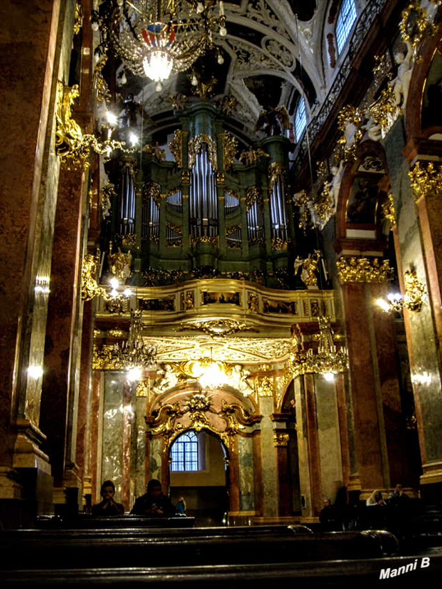 Czestochowaimpressionen
Der wichtigste bauliche Komplex in Częstochowa ist das schwer befestigte Paulinerkloster auf dem als Jasna Góra bekannten Hügel im Westen der Stadt, das während der schwedischen Invasion im Jahre 1655 die mehrwöchige Belagerung von Jasna Góra durch schwedische Truppen überstand. An die Klosterkirche mit barockem Innenraum schließen ein 106 m hoher Klosterturm und eine Kapelle mit der berühmten Ikone der Schwarzen Madonna an. laut Wikipedia
Schlüsselwörter: Polen