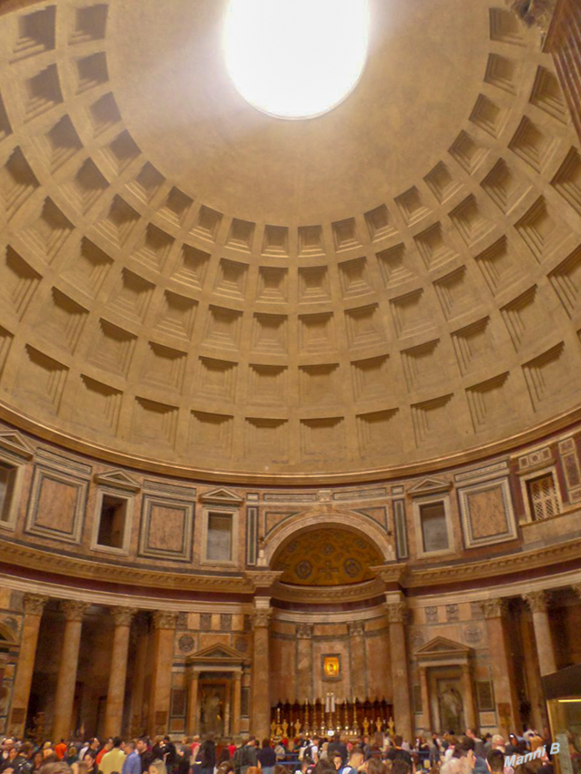 Die Rotunde
Der wichtigste Baubestandteil des Pantheon ist ein überwölbter Rundbau von 43,30 m Innendurchmesser und -höhe. Das tragende Mauerwerk besteht aus Opus caementicium, einem Gussmauerwerk, mit Ziegeln als verlorener Schalung unterbrochen durch Ausgleichslagen. laut Wikipedia
Schlüsselwörter: Italien