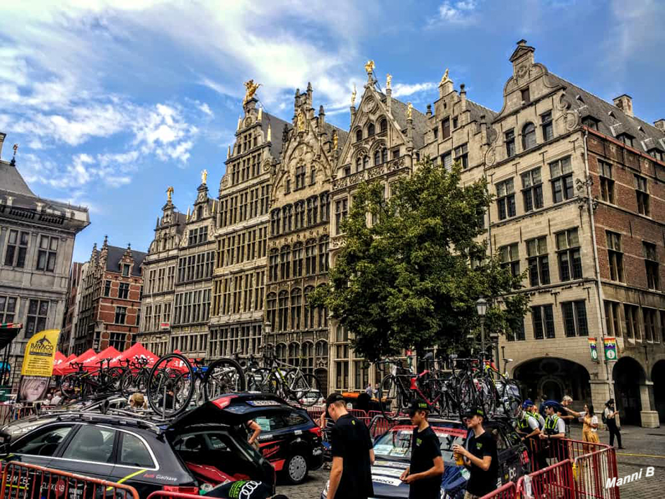 Antwerpen
Der Grote Markt ist ein Platz in der historischen Altstadt von Antwerpen, nur wenige hundert Meter von der Schelde und dem Hafengebiet entfernt. Der Platz ist von zahlreichen prunkvollen Zunfthäusern aus dem 16. und 17. Jahrhundert gesäumt. In der Mitte des Platzes befindet sich der Brabobrunnen. laut Wikipedia
Schlüsselwörter: Antwerpen; Belgien