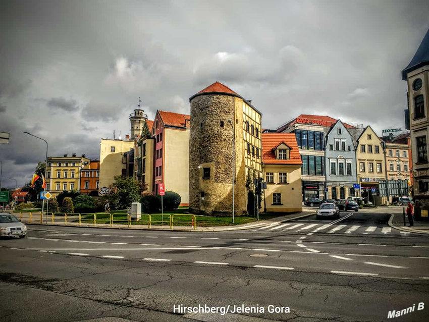 Jelenia Góra
Der Ort liegt in einem Talkessel, dem für seine zahlreichen Schlösser und Burgen bekannten Hirschberger Tal, zwischen mehreren Gebirgszügen. laut wikivoyage
Schlüsselwörter: Polen