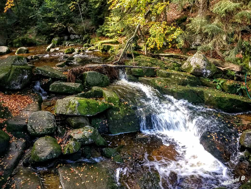 Bei Szklarska Poręba
Das Gebiet wurde schon bald im Laufe des aufkommenden Tourismus zu Beginn des 19. Jahrhunderts erschlossen. Durch die Klamm führt daher schon lange ein befestigter Steig über Steinstufen und trittsichere Gitterroste. laut Wikipedia
Schlüsselwörter: Polen