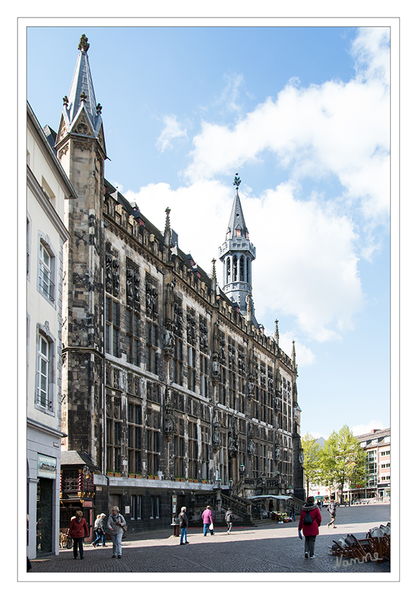 Aachener Rathaus
Das gotische Aachener Rathaus ist neben dem Dom das markanteste Bauwerk im historischen Stadtkern von Aachen.
Grundmauern und Teile des Aufgehenden karolingisch (u. a. Granusturm), nach 1300 bis 1349 als Rathaus umgebaut. laut Wikipedia
Schlüsselwörter: Aachen, Rathaus