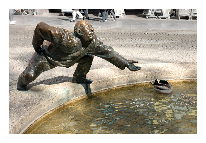 Nun komm schon her.........
Ausschnitt Geldbrunnen
Der Brunnen wurde von der Sparkasse Aachen gestiftet.
Es handelt sich um ein Kunstwerk von Karl Henning Seemann. laut anicmania.de
Schlüsselwörter: Aachen, Brunnen