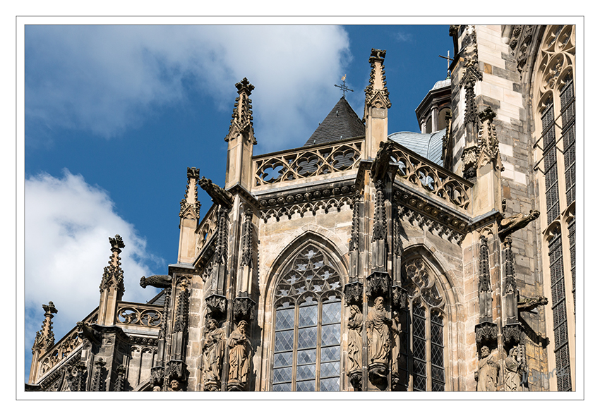 Aachener Dom
Obwohl die Wasserspeier heute funktionslos sind, wurden die neuen Speier mit durchbrochenen Rachen ausgeführt um die optische Einheitlichkeit zu wahren. Die ausgebauten Speier werden heute im Lapidarium des Domes aufbewahrt. laut Wikipedia
Schlüsselwörter: Aachen, Dom