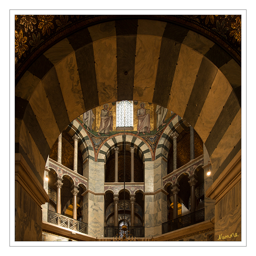Aachener Dom
Der an byzantinische Vorbilder angelehnte Bauentwurf eines oktogonalen Zentralbaus mit einem zweigeschossigen Umgang zählt heute zu den herausragenden Beispielen mittelalterlicher Sakralarchitektur. laut Wikipedia
Schlüsselwörter: Aachen, Dom