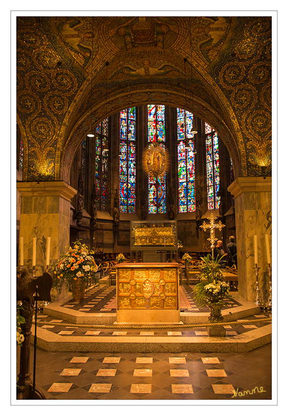 Aachener Dom
Heute ist der Dom mit Werken der Glasmalerei des 20. Jahrhunderts ausgestattet. Zahlreiche Fenster, insbesondere die mehr als 1000 m² Glasfenster in der gotischen Chorhalle wurden während des Zweiten Weltkrieges vollständig zerstört. Nur von wenigen Fenstern sind heute noch Entwurfszeichnungen überliefert. Die doppelseitige Strahlenkranzmadonna wurde 1524 von dem Maastrichter Bildschnitzer Jan van Steffeswert (1465–1531) geschaffen und hängt seit dieser Zeit zur Verehrung Mariens in der Apsis des gotischen Chores. Die Strahlenkranzmadonna zählt heute zu den bedeutendsten Stücken des Aachener Domschatzes. laut Wikipedia
Schlüsselwörter: Aachen, Dom