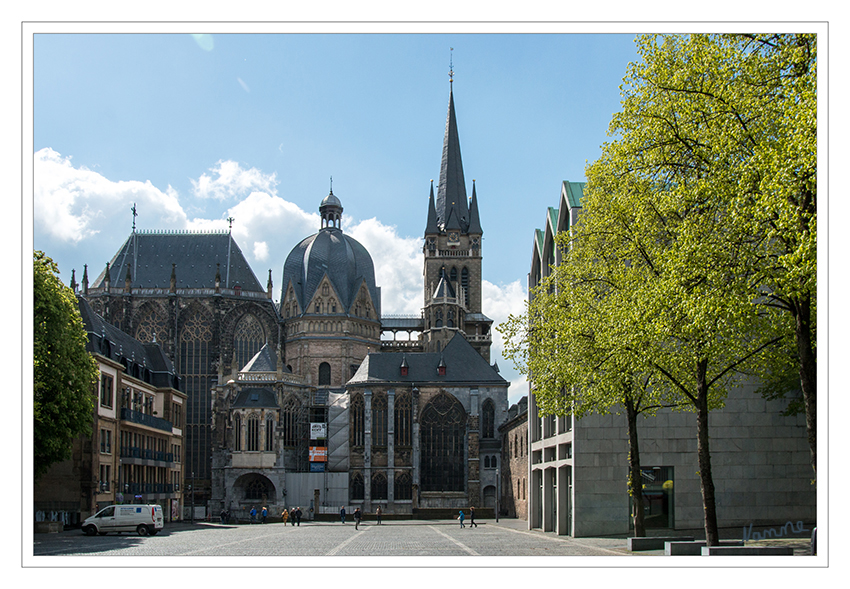 Der Dom von hinten
Der Aachener Dom, auch Hoher Dom zu Aachen, Aachener Münster oder Aachener Marienkirche, ist die Bischofskirche des Bistums Aachen und das bedeutendste Wahrzeichen der Stadt Aachen. Der heutige Dom besteht aus mehreren Teilbauten, deren jeweilige Entstehungszeiten die Epoche des Frühmittelalters bis hin zur Neuzeit umfassen. laut Wikipedia
Schlüsselwörter: Aachen, Dom