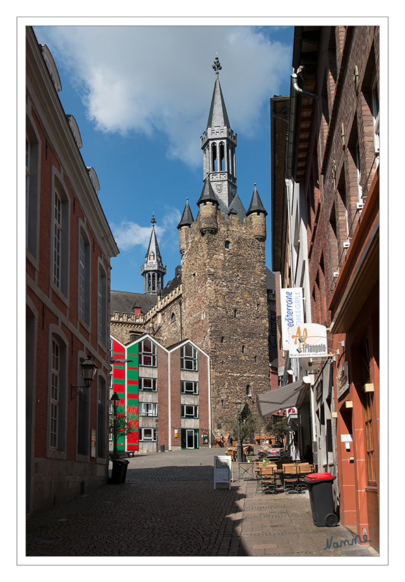 In den Gassen 
Der Granusturm ist ein Baudenkmal in Aachen und entstand ursprünglich als Teil der Kaiserpfalz Karls des Großen. Fertiggestellt wurde der aus Bruchsteinen gefügte, rund 20 Meter hohe Turm im Jahre 788 n. Chr. Die Seiten des quadratischen Bauwerks messen 8,85 Meter. Der Granusturm ist heute neben dem Marktturm einer der beiden Aachener Rathaustürme. Seinen Namen erhielt er dem gegenwärtigen Forschungsstand zufolge nach dem keltischen Heilgott Grannus (vgl. auch Aquae Granni). laut Wikipedia

Schlüsselwörter: Aachen, Granusturm