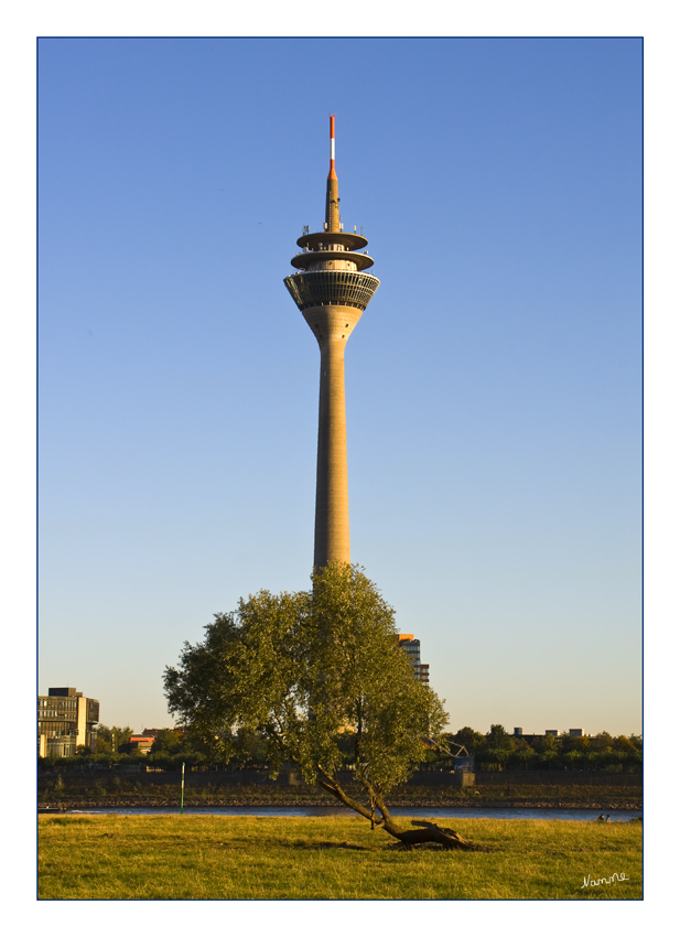 Düsseldorfer Fernsehturm
Der Rheinturm ist ein Fernsehturm in Düsseldorf. Mit 240,50 Metern ist er das höchste Bauwerk der Stadt und der zehnthöchste Fernsehturm in Deutschland.

laut Wikipedia
Schlüsselwörter: Düsseldorfer Fernsehturm