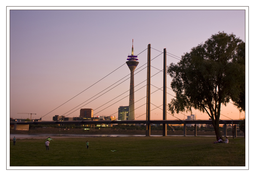 Rheinkniebrücke und Fernsehturm
Düsseldorf
Schlüsselwörter: Rheinkniebrücke                Fernsehturm                        Düsseldorf