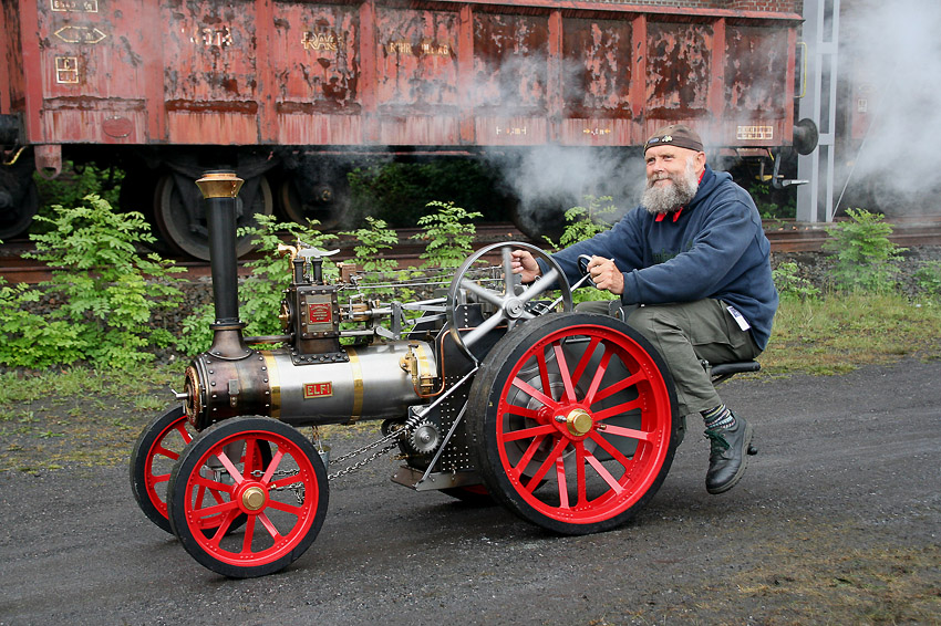 Oldi
Viele Dampfexperten und Enthusiasten haben nach orginalen Vorbildern detailgetreue Nachbildungen konstruiert

Schlüsselwörter: DampfFestival    Bochum    Dampflokomotive