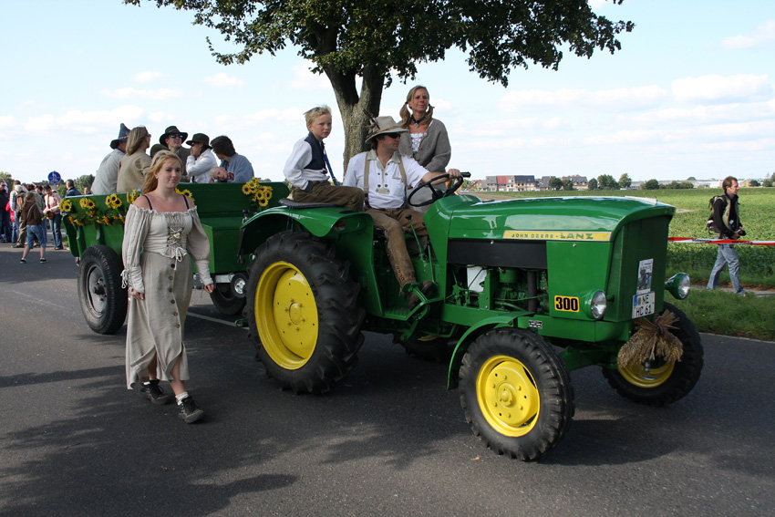 Almabtrieb lll
der bunte Festumzug besteht aus Oldtimertraktoren, Kühen und Freiwillige wie z.B. die Handballer- Mannschaft und den Scheibenschützen.
Schlüsselwörter: Almabtrieb Grefrath Alpabtrieb 2008