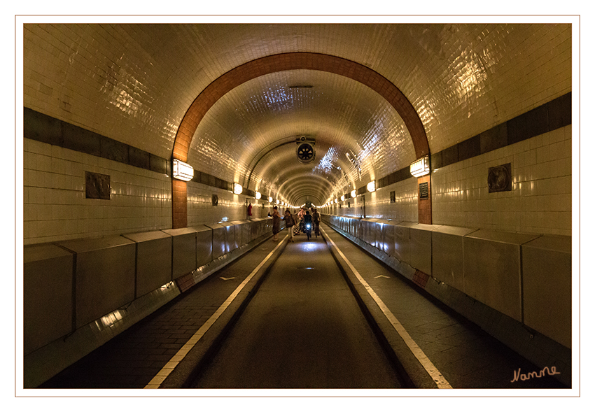 Hamburg - Alter Elbtunnel
Der Alte Elbtunnel verbindet die Landungsbrücken mit dem Hafengebiet in Steinwerder. Radtouristen und Fußgänger durchqueren den Tunnel rund um die Uhr kostenlos.
Schlüsselwörter: Hamburg, Alter Elbtunnel