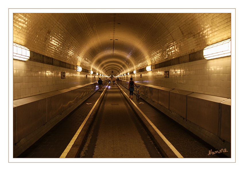 Hamburg - Alter Elbtunnel
Der 426 Meter lange Tunnel wird heutzutage genutzt, um die verwinkelten Ecken des Hafens zu erkunden, nach Wilhelmsburg oder ins Alte Land zu gelangen. Sehr beliebt ist auch die Aussichtsplattform, von der die Touristen und Einheimischen gleichermaßen einen wunderschönen Panoramablick auf die Hamburger Landungsbrücken haben. laut hamburg.de
Schlüsselwörter: Hamburg, Alter Elbtunnel