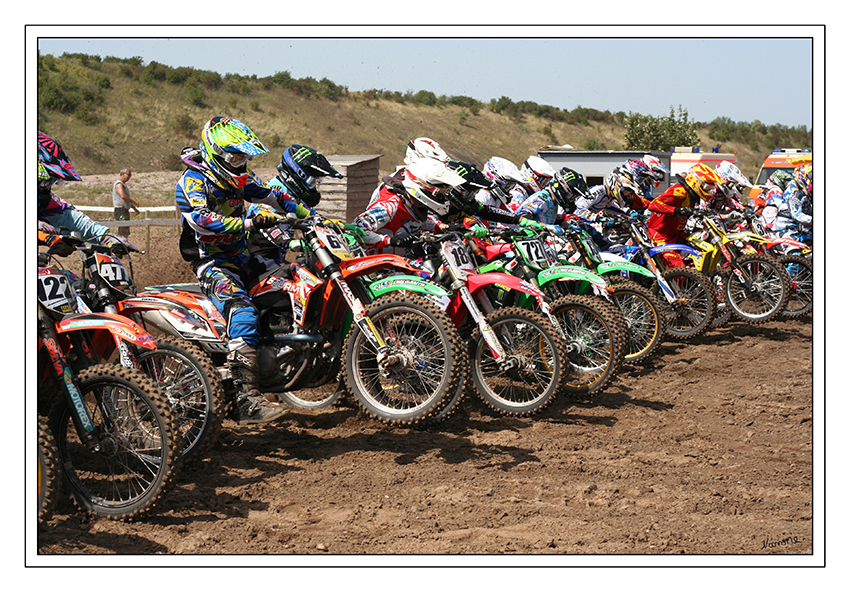 Auf die Plätze....
fertig und los.
Motorcrossmeisterschaft Grevenbroich
Schlüsselwörter: Motorcross Meisterschaft Grevenbroich Motorrad