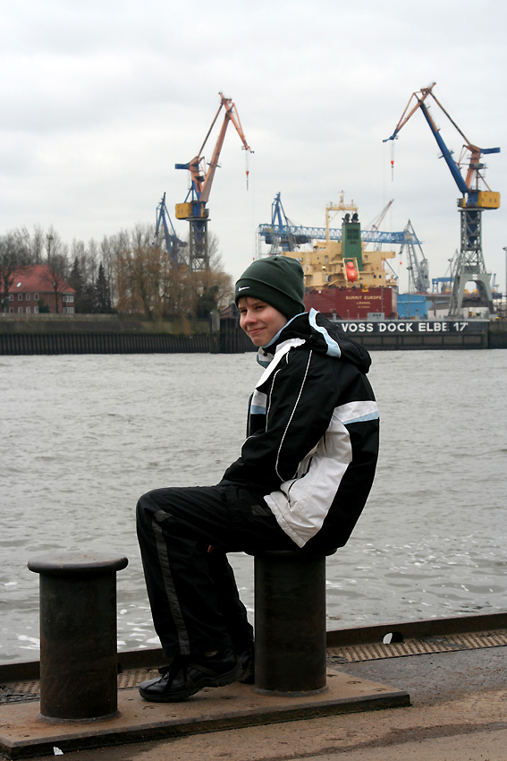 An den Landungsbrücken l
Schlüsselwörter: Hamburger Hafen   Landungsbrücken