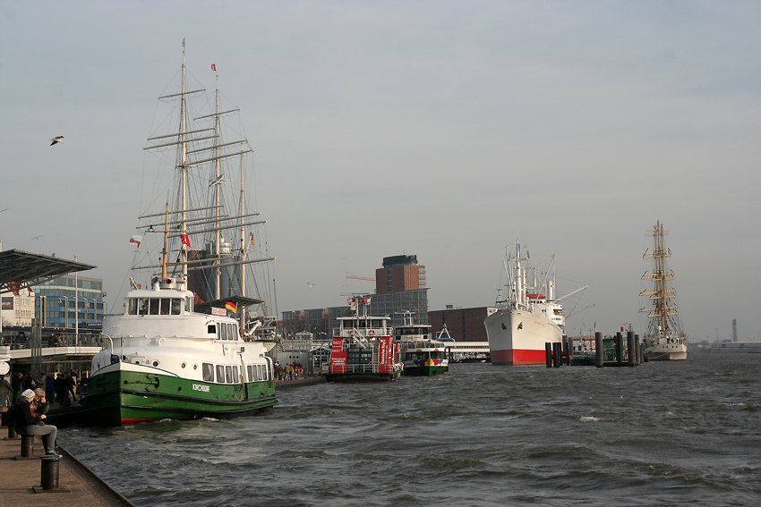 An den Landungsbrücken
in St. Pauli
Schlüsselwörter: Hamburger Hafen   Landungsbrücken