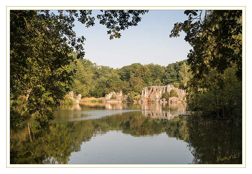 Spiegelung
Der Wildpark Anholter Schweiz ist ein Biotopwildpark mit rund 45 Tierarten in artgerechter Haltung und 6 km gut begehbaren Wegen. Die Fütterungen bei den Gehegen sind öffentlich.

Schlüsselwörter: Spiegelung, Wildpark, Anholter Schweiz