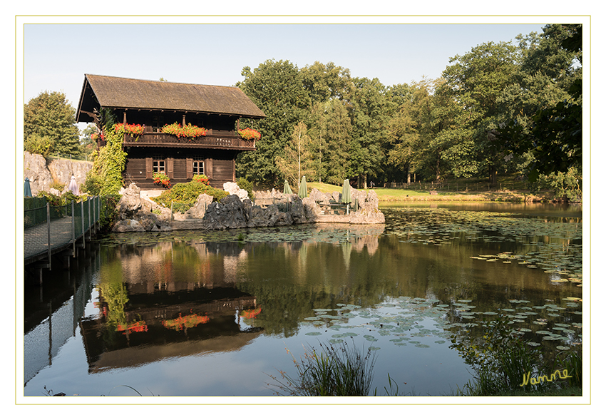 Spiegelung
Das Café „Schweizer Häuschen“, das im Jahr 1893 erbaut wurde liegt idyllisch auf einer Insel.
Schlüsselwörter: Spiegelung, Wildpark, Anholter Schweiz