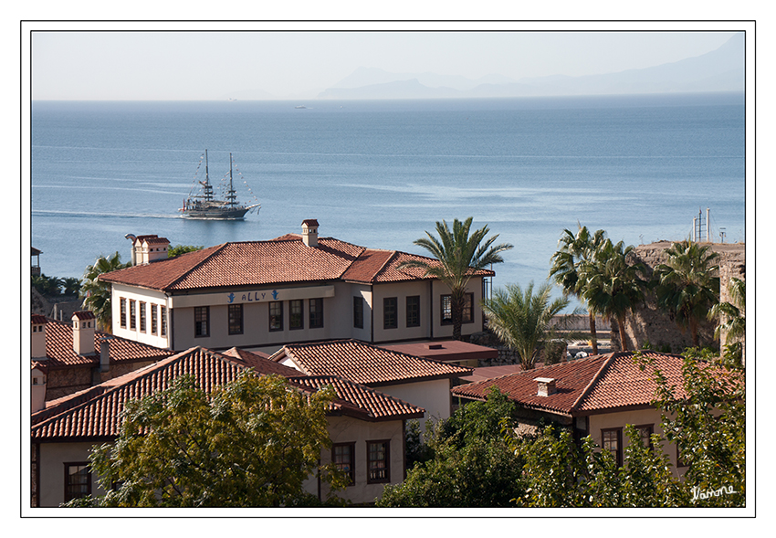 Blick von Oben
auf den Hafen von Antalya
Antalyas Altstadt liegt dabei größtenteils oberhalb einer Steilküste.
Schlüsselwörter: Türkei Antalya