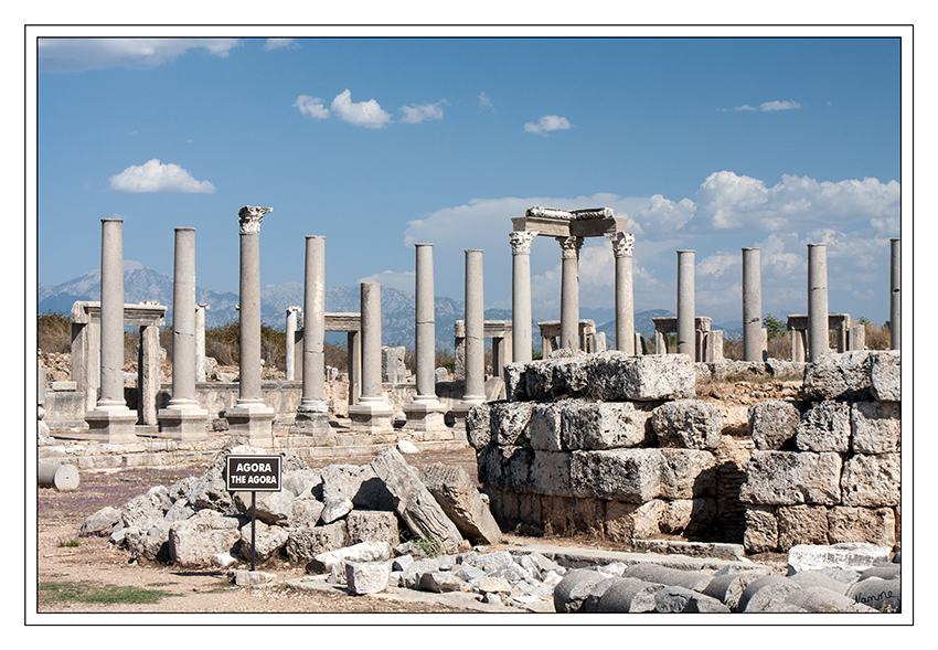 Perge
Die  Agora,  Markt- und Versammlungsplatz,   wirtschaftlicher   und   politischer   Mittelpunkt der Stadt,  stammt aus  dem  zweiten Jahrhundert  nach Christus und hatte eine Größe von  75x75 Meter  im  Quadrat
Schlüsselwörter: Türkei Perge