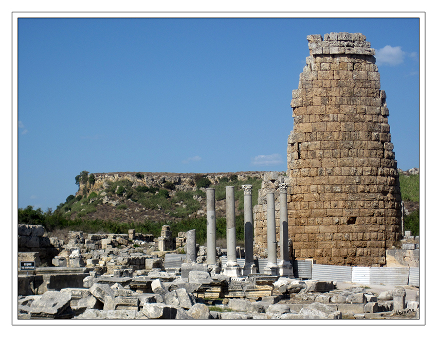 Perge
Hellenistisches Stadttor, Ruine eines der ovalen Türme.
Schlüsselwörter: Türkei Perge