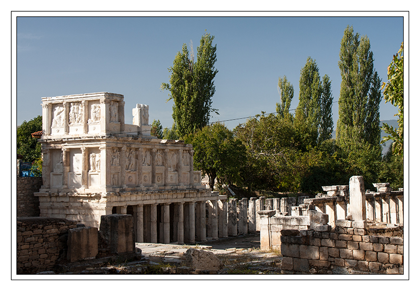 Sebasteion in Aphrodisias
ist eine Säulenhalle.
Den Bau des Sebasteion ermöglichten zwei Familien aus Aphrodisias durch ihre Stiftungen. Mit einem Erdbeben im 7. Jahrhundert stürzte der Bau ein.
Die Bildnisse lassen auf einen Kaiserkult schließen.
Schlüsselwörter: Türkei Aphrodisias