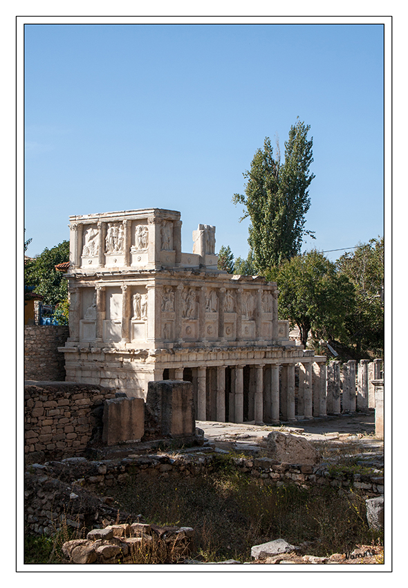 Sebasteion in Aphrodisias
ist eine Säulenhalle.
Dieses Bauwerk bestand aus 2 Säulengängen, die parallel zueinander lagen und eine ungefähre Länge von 80 Metern aufwiesen.
Schlüsselwörter: Türkei          Aphrodisias