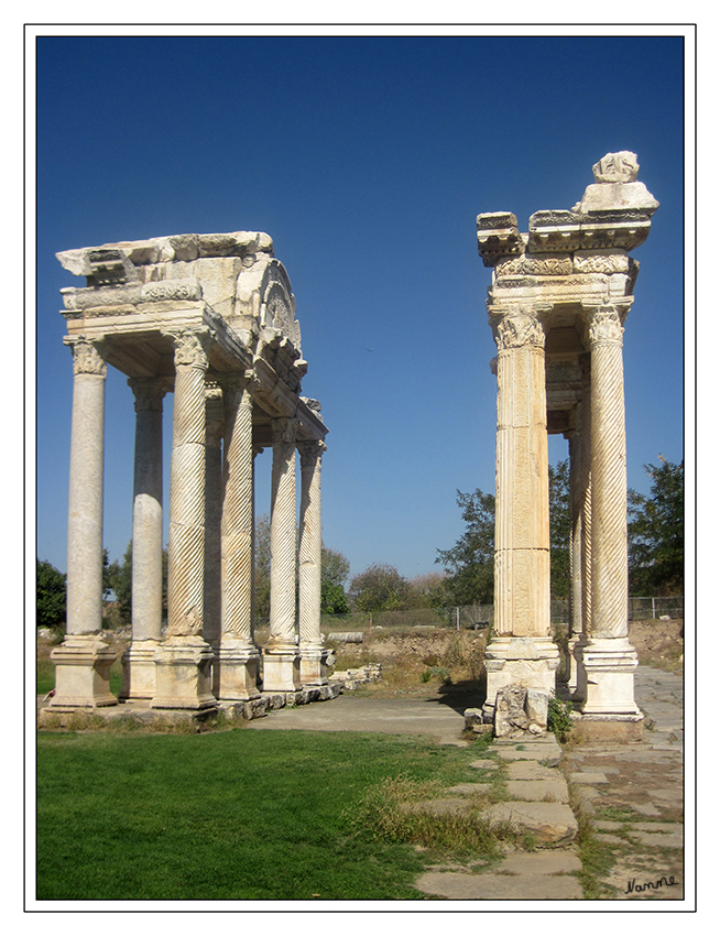 Tetrapylon von Aphrodisias
Seitenansicht
Den Namen hat das Tor wegen seiner vier Säulen an jeder Seite.
Eine Zugehörigkeit des Tetrapylons zu einem bestimmten Gebäude scheint nicht gegeben zu sein.
Schlüsselwörter: Türkei Aphrodisias