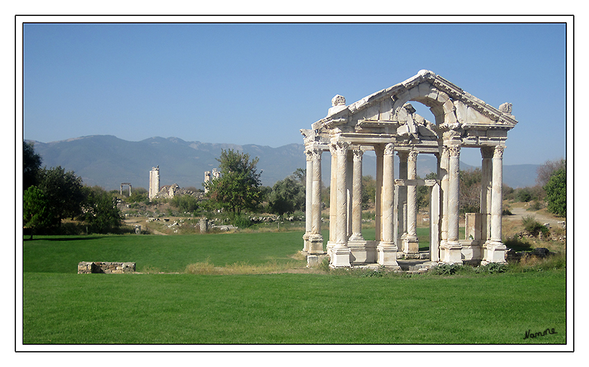 Tetrapylon von Aphrodisias
ist ein imposanter Torbau. Das monumentale Bauwerk bestand aus ursprünglich 16 Säulen. Durch dieses Tor war der Zugang zum Aphroditentempel möglich. Erbaut wurde es ca. im 2. Jahrhundert n.Chr.
Ein Tetrapylon war als Torbau oder Siegeszeichen geplant. Diente es als Eingangstor in einen umgrenzten heiligen Bereich (Temenos), wird es Propylon genannt.
Schlüsselwörter: Türkei Aphrodisias