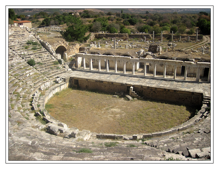 Aphrodisias Theater
Das Theater wurde erbaut, indem der Akropolishügel ausgehöhlt wurde. Bei den Ausgrabungen wurde der untere Teil der Sitzreihen und das Erdgeschoss des Bühnen Gebäudes unversehrt freigelegt.
Schlüsselwörter: Türkei          Aphrodisias
